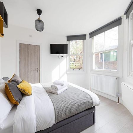 Lovely Private Room And Shower At Anson Hotel Londen Buitenkant foto