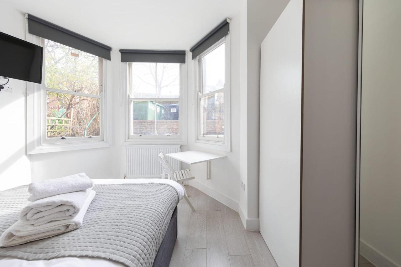 Lovely Private Room And Shower At Anson Hotel Londen Buitenkant foto