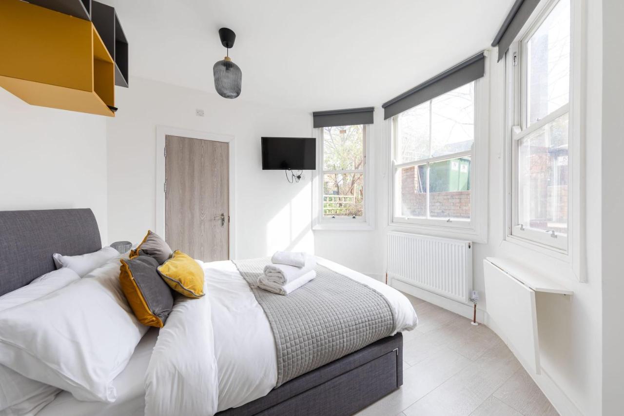 Lovely Private Room And Shower At Anson Hotel Londen Buitenkant foto
