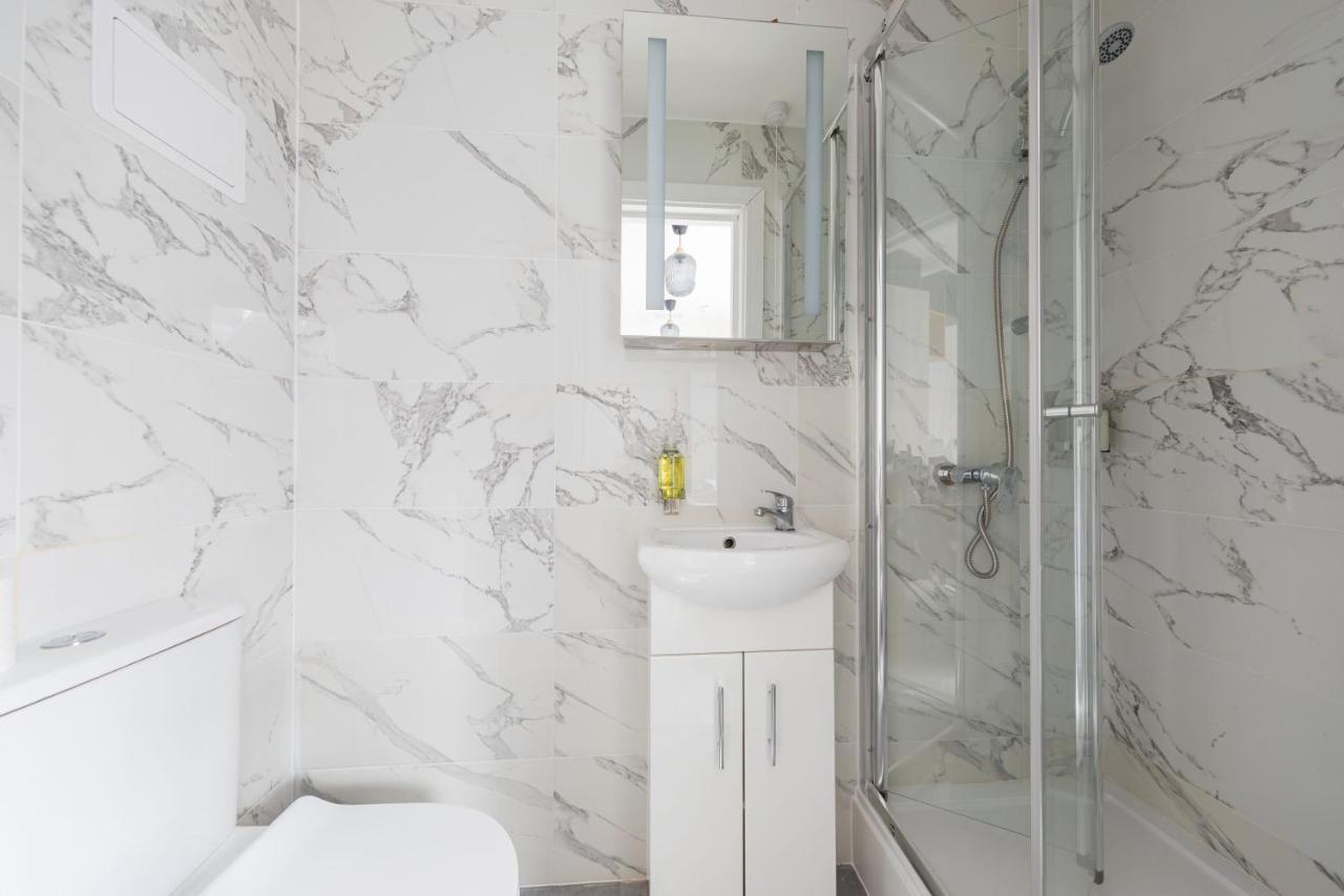 Lovely Private Room And Shower At Anson Hotel Londen Buitenkant foto